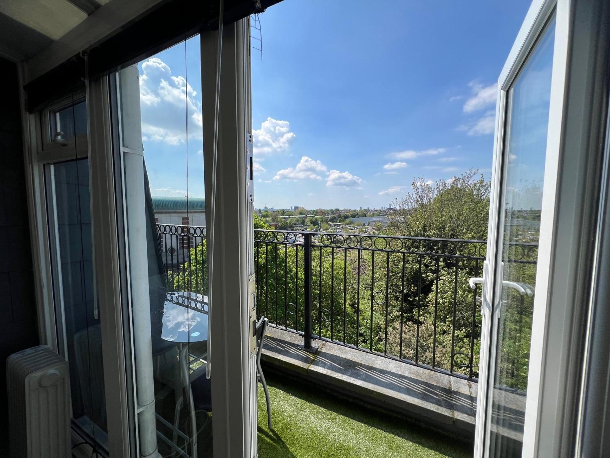 Comfy 2 Bedroom Apartments - Finchley Road, Londra Esterno foto