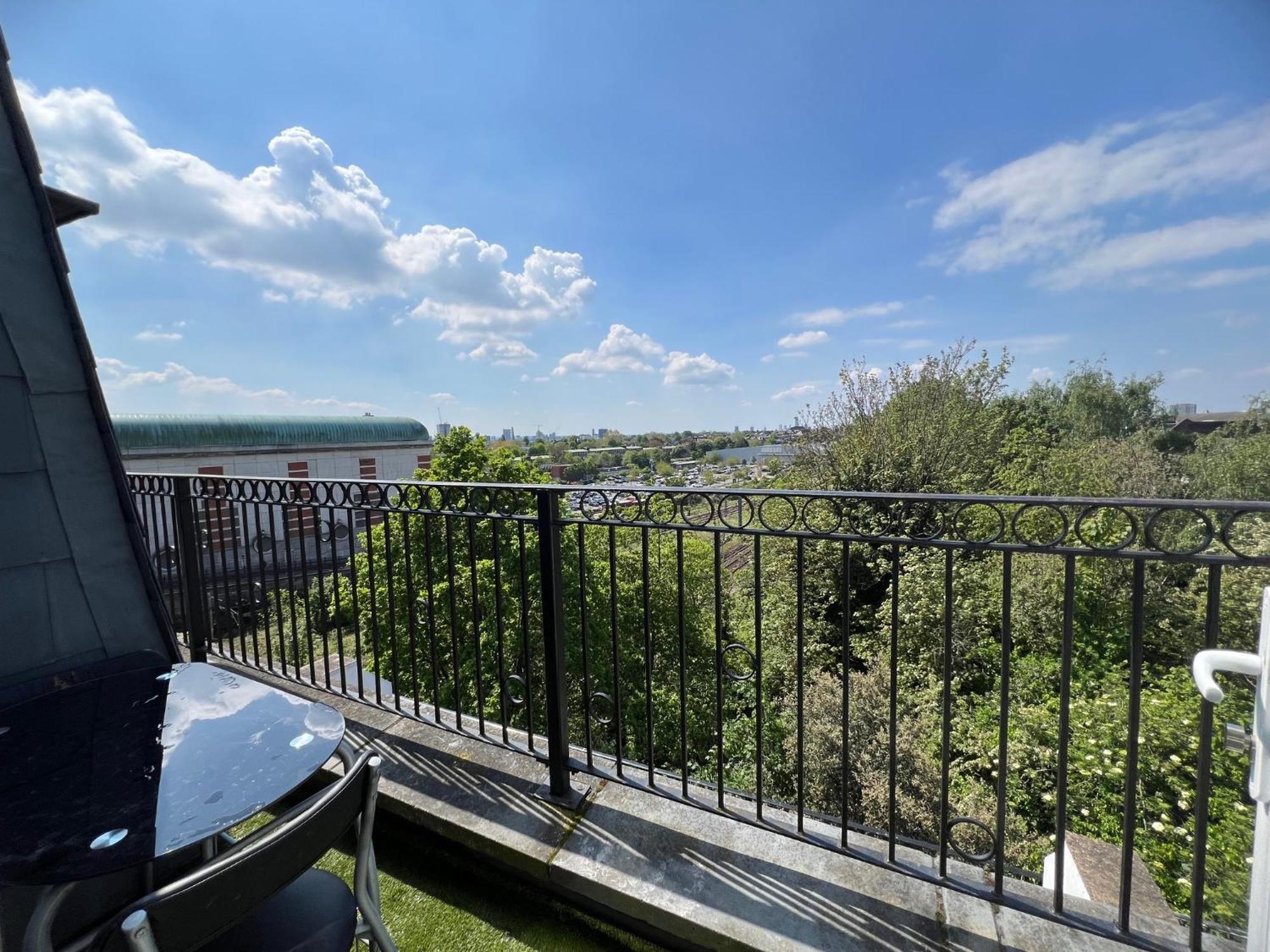 Comfy 2 Bedroom Apartments - Finchley Road, Londra Esterno foto